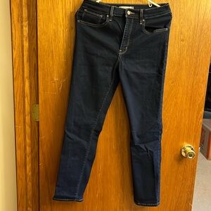 Like new women’s Levi 724 high rise straight size 30